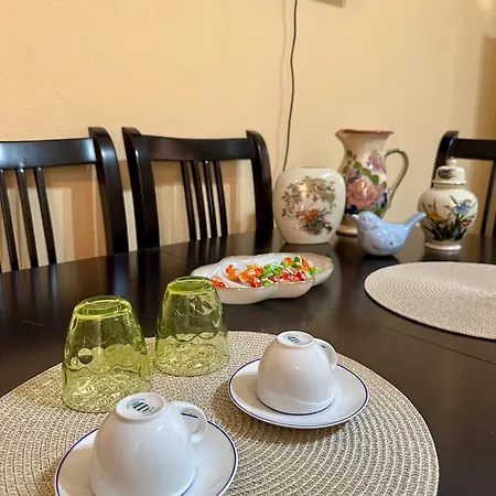 Sunny Balcony Retreat 公寓 *